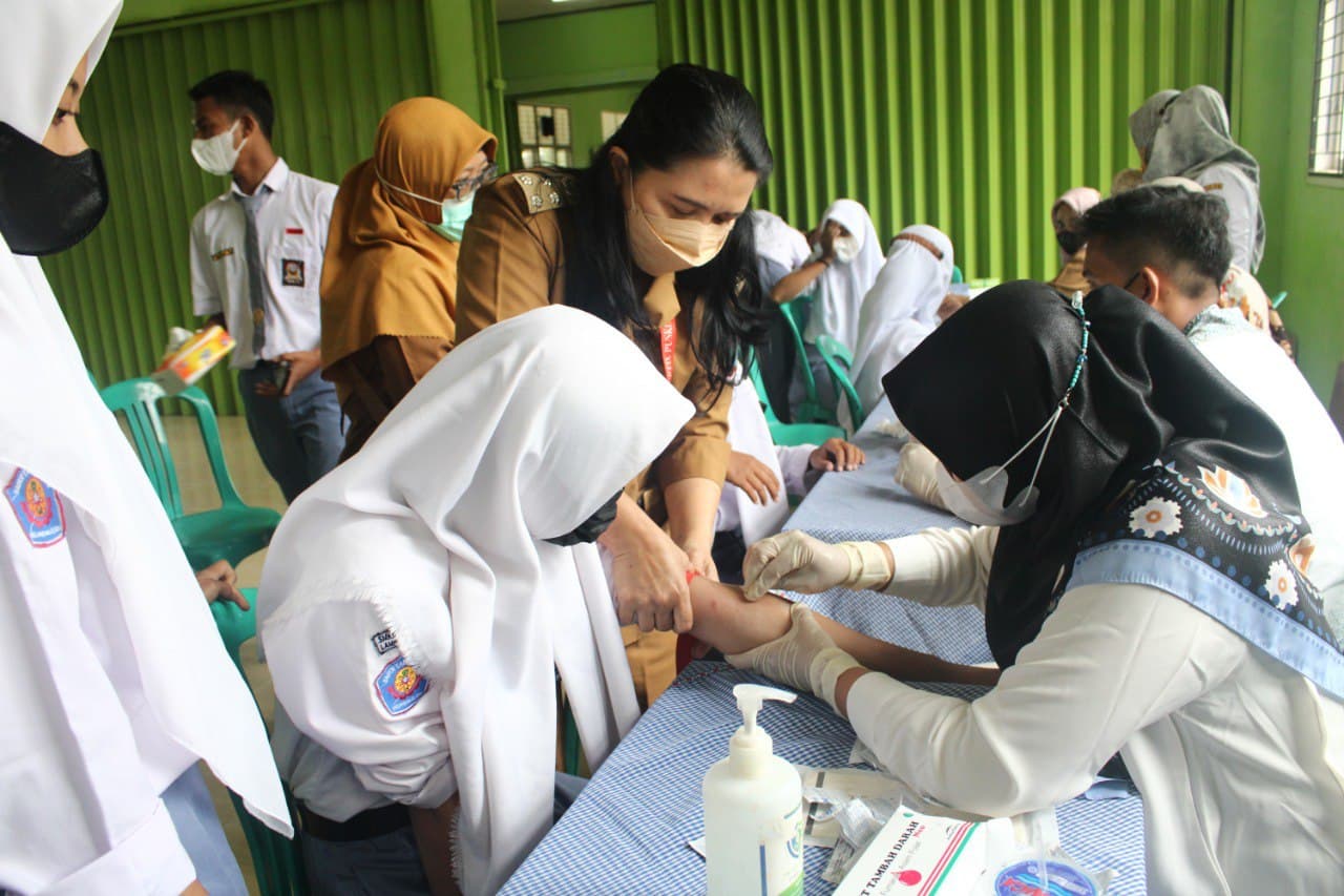 Pemeriksaan Kadar Hb dan Pembagian Tablet Fe Pada Remaja Putri di SMKN Tanjungsari